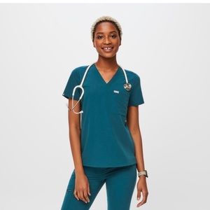 Catarina one pocket scrub top
